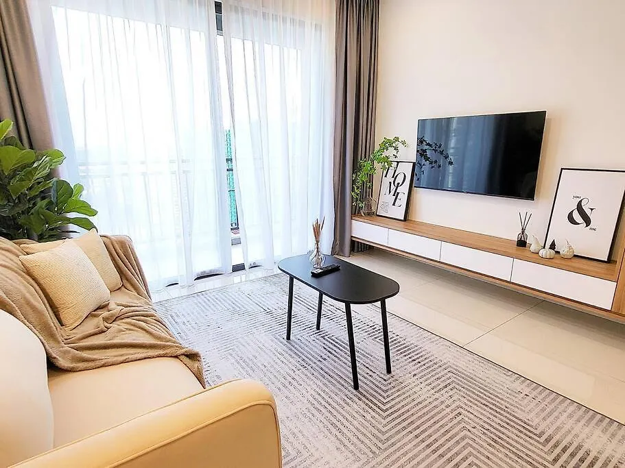 Panoramic Skyline View - 3 Bedrooms 6 Pax - Free Parking Johor Bahru Apartment