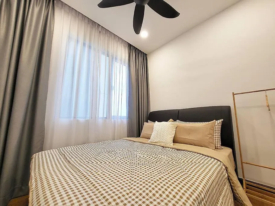 Panoramic Skyline View - 3 Bedrooms 6 Pax - Free Parking Johor Bahru Apartment
